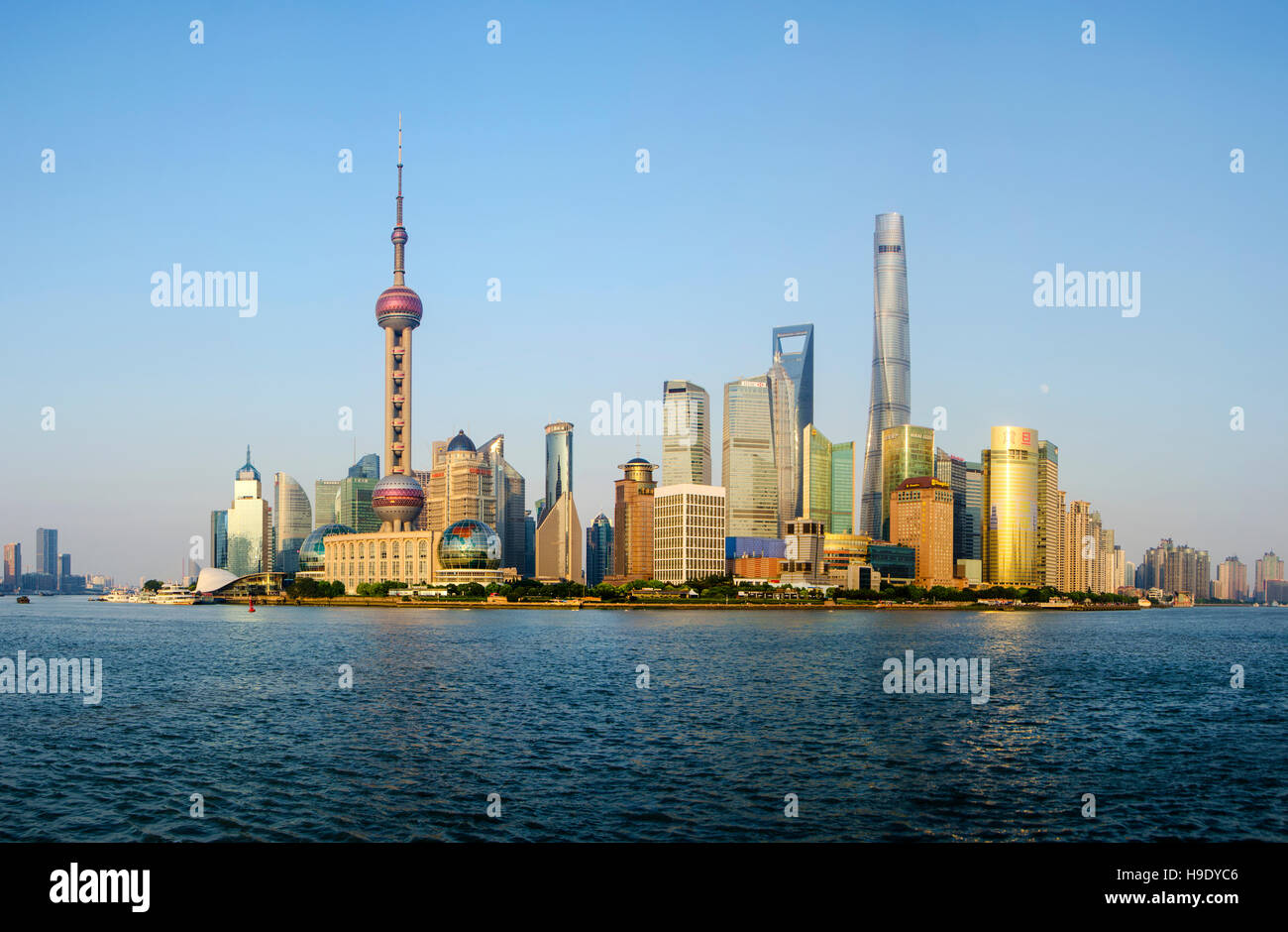 Shanghai Pudong New Horizon de paysage urbain dans le soleil doré. Le bâtiment le plus haut de la Tour de Shanghai est situé à Pudong Banque D'Images