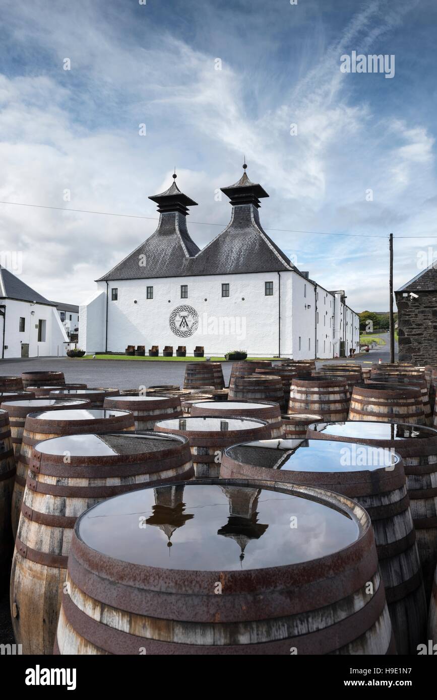 Utilisé bourbon barils à la distillerie de whisky Ardbeg, Islay, Hébrides intérieures, Ecosse, Royaume-Uni Banque D'Images
