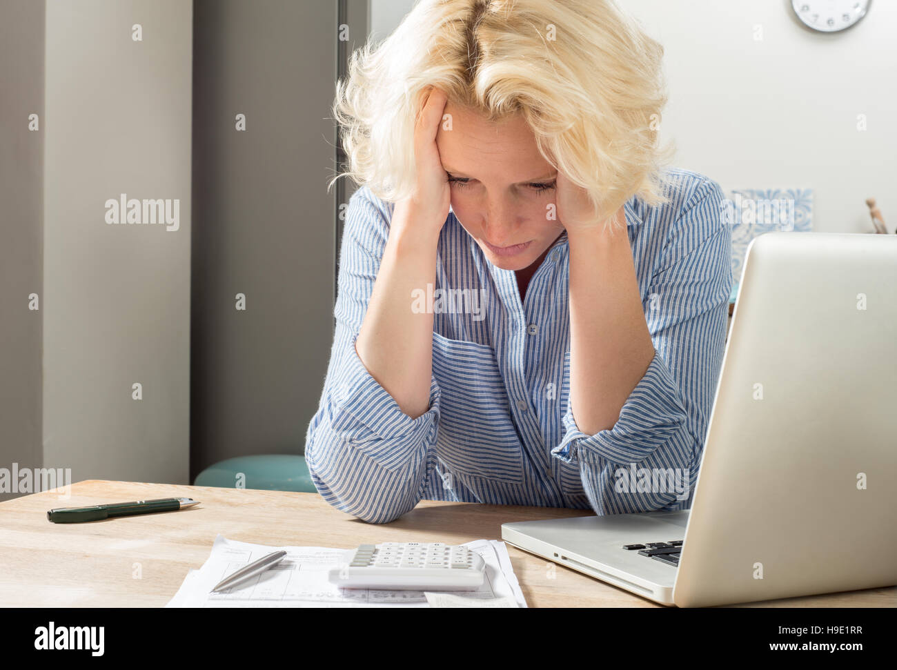 Femme tenant la tête dans les mains de désespoir durant l'opération représente Banque D'Images