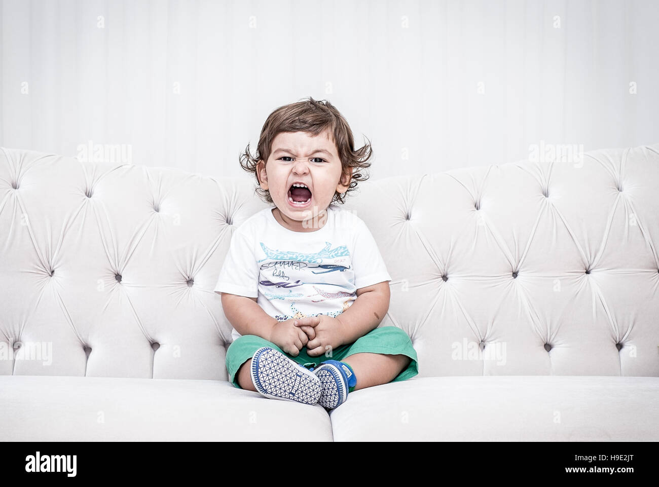 Garçon, enfant, garçon sur le canapé, en colère, en colère enfant garçon Banque D'Images