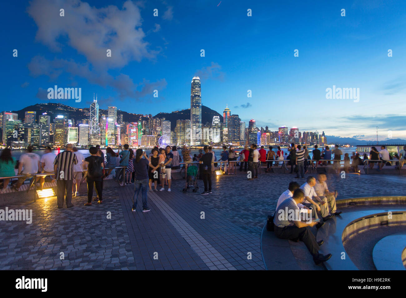Voir l'île de Hong Kong skyline de Tsim Sha Tsui, promenade au crépuscule, Hong Kong, Chine Banque D'Images