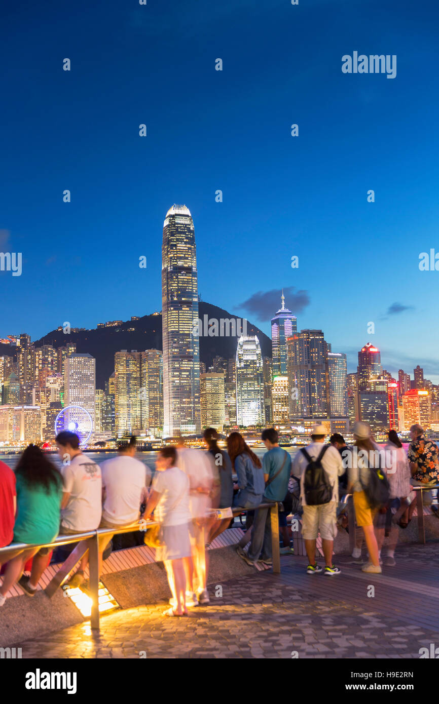 Voir l'île de Hong Kong skyline de Tsim Sha Tsui, promenade au crépuscule, Hong Kong, Chine Banque D'Images
