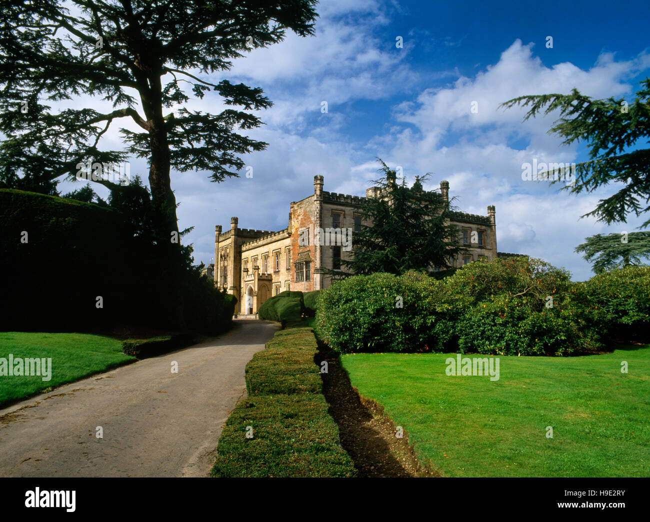 À l'entraînement principal s'avant de Elvaston château reconstruit de 1817 dessins néo-gothique par James Wyatt, fin 1633 à pignons de la baie chambre & E face de 1830-40 sur R. Banque D'Images