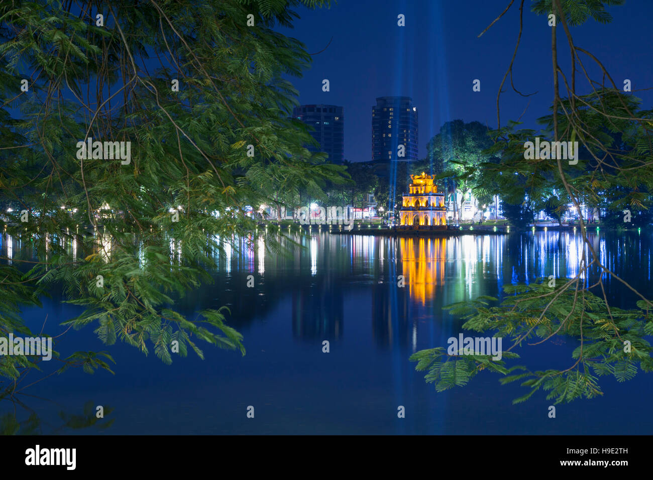 La tour de la tortue (Thap Rua) sur le lac Hoan Kiem, au crépuscule, Hanoï, Vietnam Banque D'Images