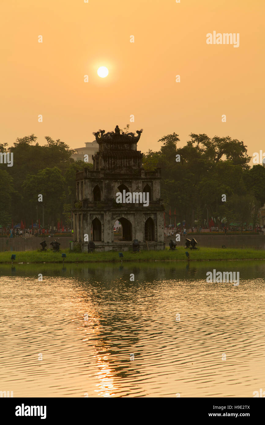 La tour de la tortue (Thap Rua) sur le lac Hoan Kiem Lake à l'aube, Hanoï, Vietnam Banque D'Images