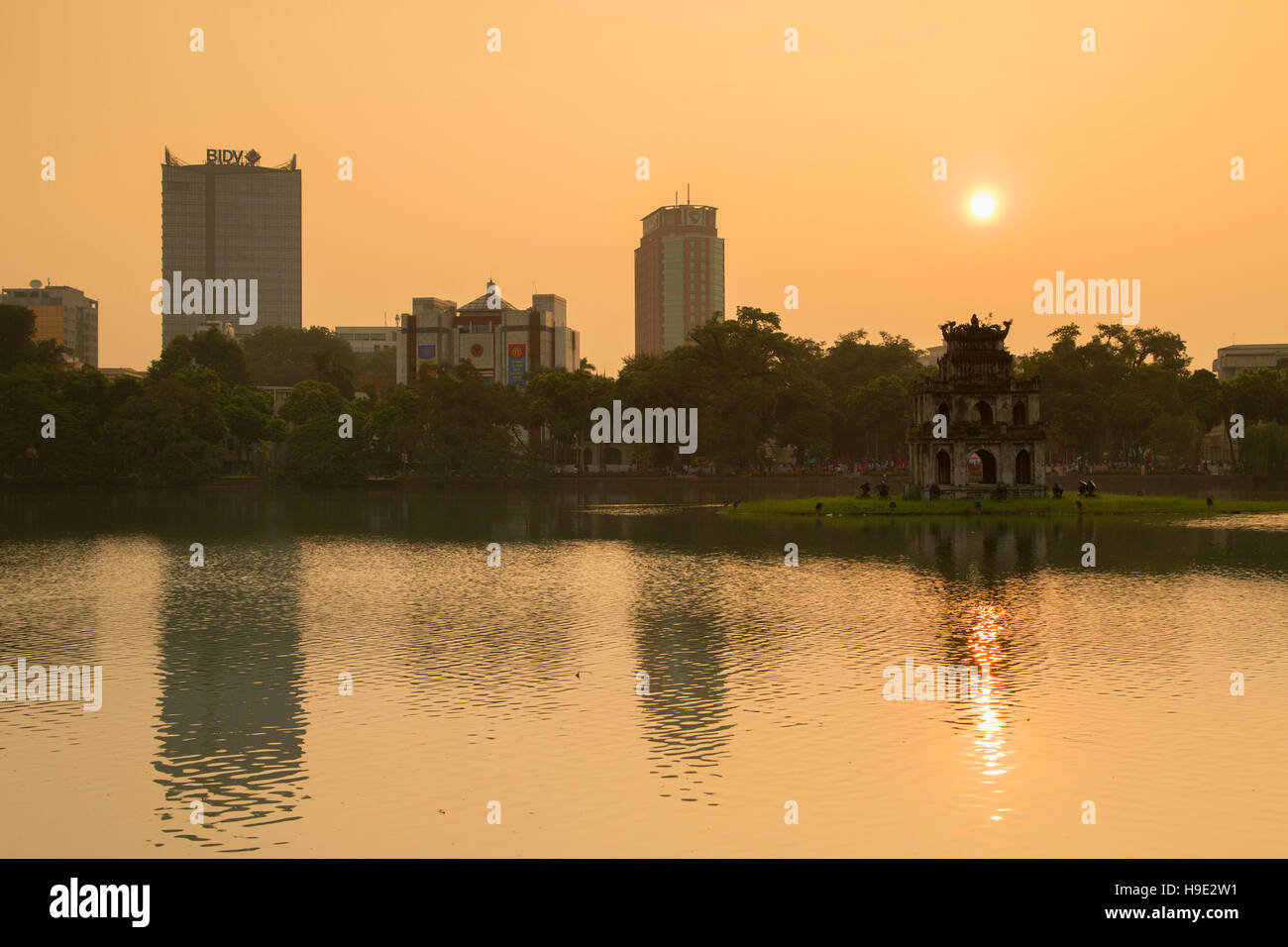 La tour de la tortue (Thap Rua) sur le lac Hoan Kiem Lake à l'aube, Hanoï, Vietnam Banque D'Images