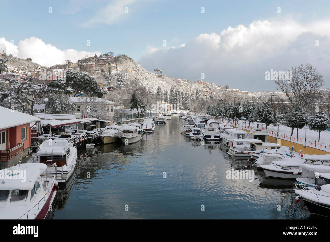 Bateaux et yachts couverte de neige garée sur Rriver Goksu crée très beau paysage avec la colline et les arbres, Istanbul Banque D'Images