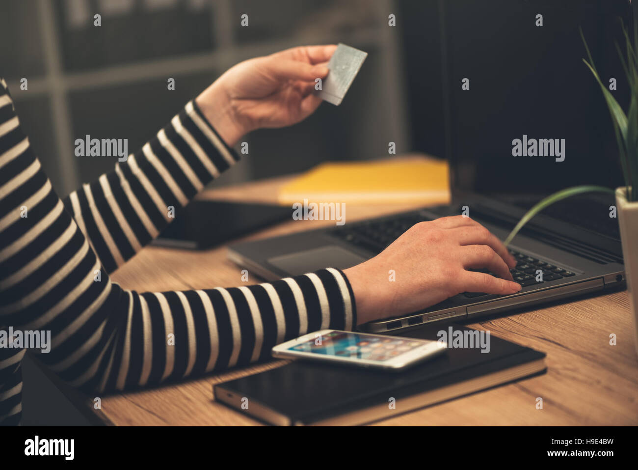 Ordinateur portable achat en ligne d'office, femme d'affaires à l'aide de cartes de paiement de débit d'acheter des articles sur internet, selective focus Banque D'Images