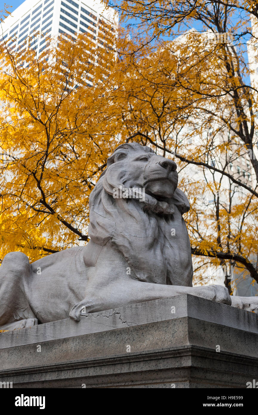 Bryant Park, Fortitude, l'une des deux sculptures de lion de l'artiste Edward Clark Potter, monte la garde sur le côté nord de la bibliothèque publique de New York Banque D'Images