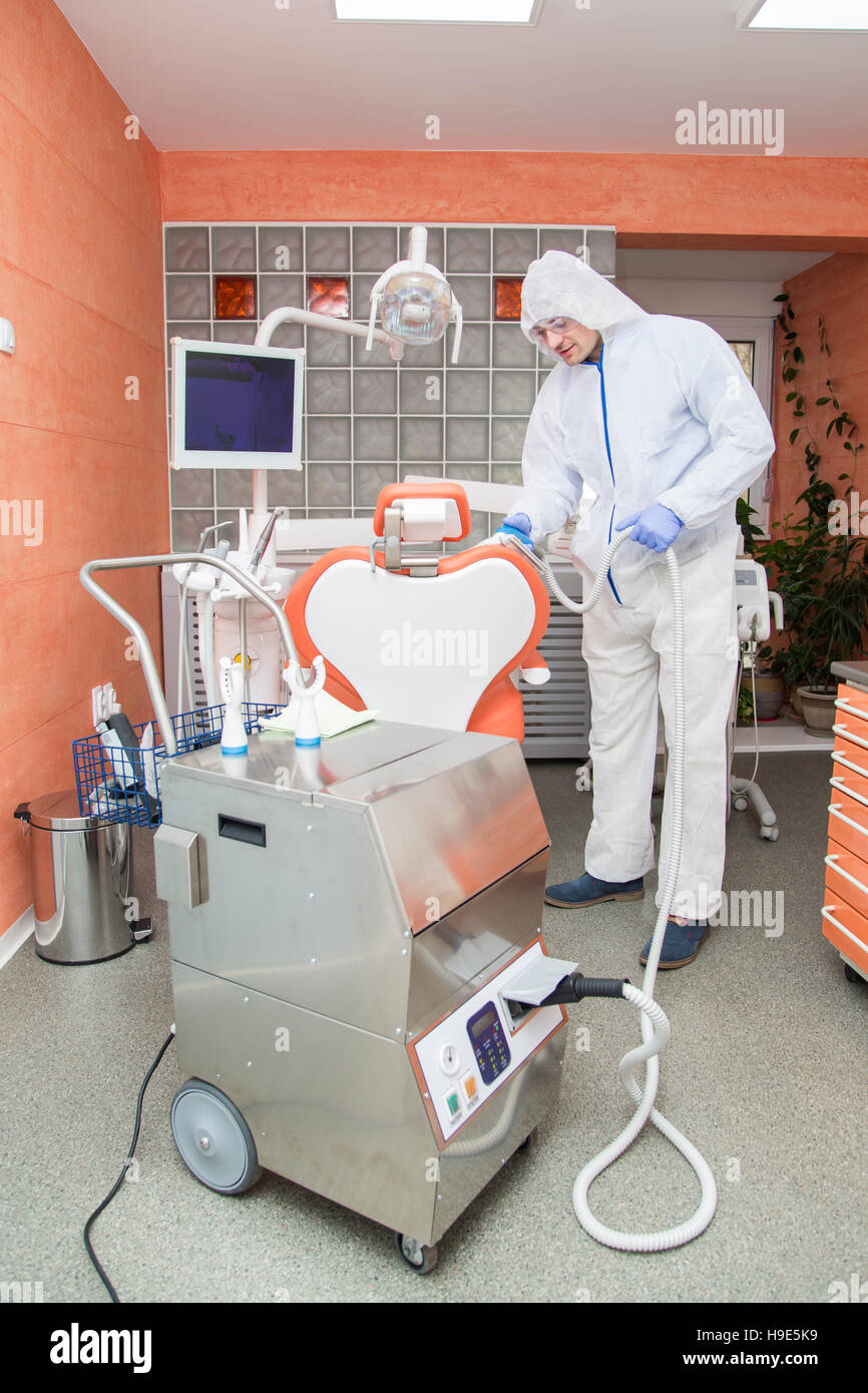 Jeune homme à la clinique dentaire nettoie Banque D'Images