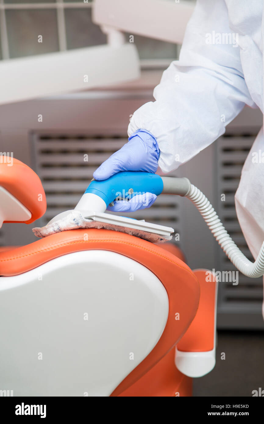 Jeune homme à la clinique dentaire nettoie Banque D'Images