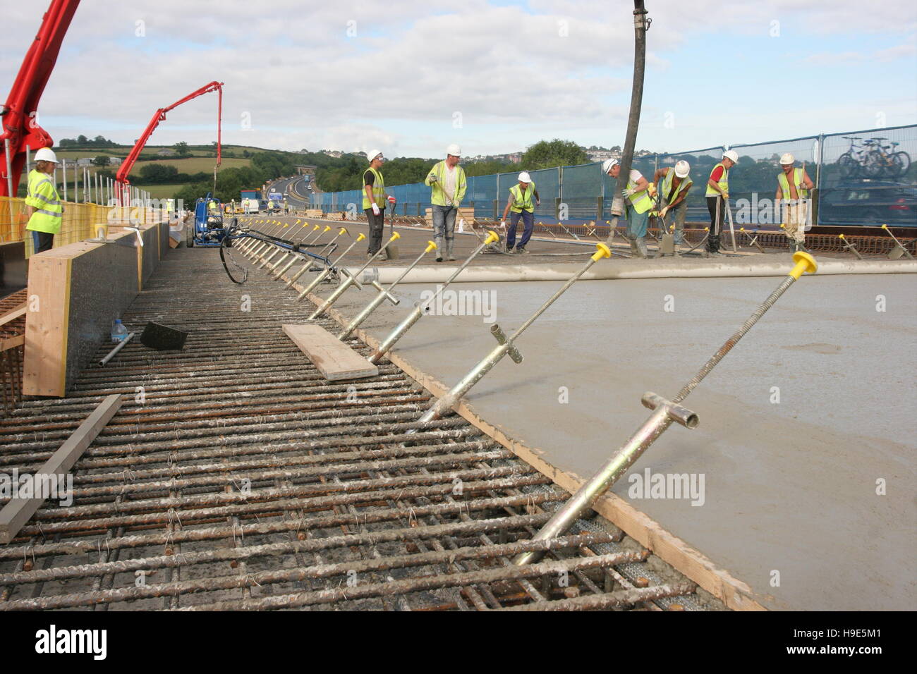 Le béton est passé au cours de la construction d'un nouveau pont routier sur l'A30 de traverser la rivière Tamar sur la frontière Devon/Cornwall Banque D'Images