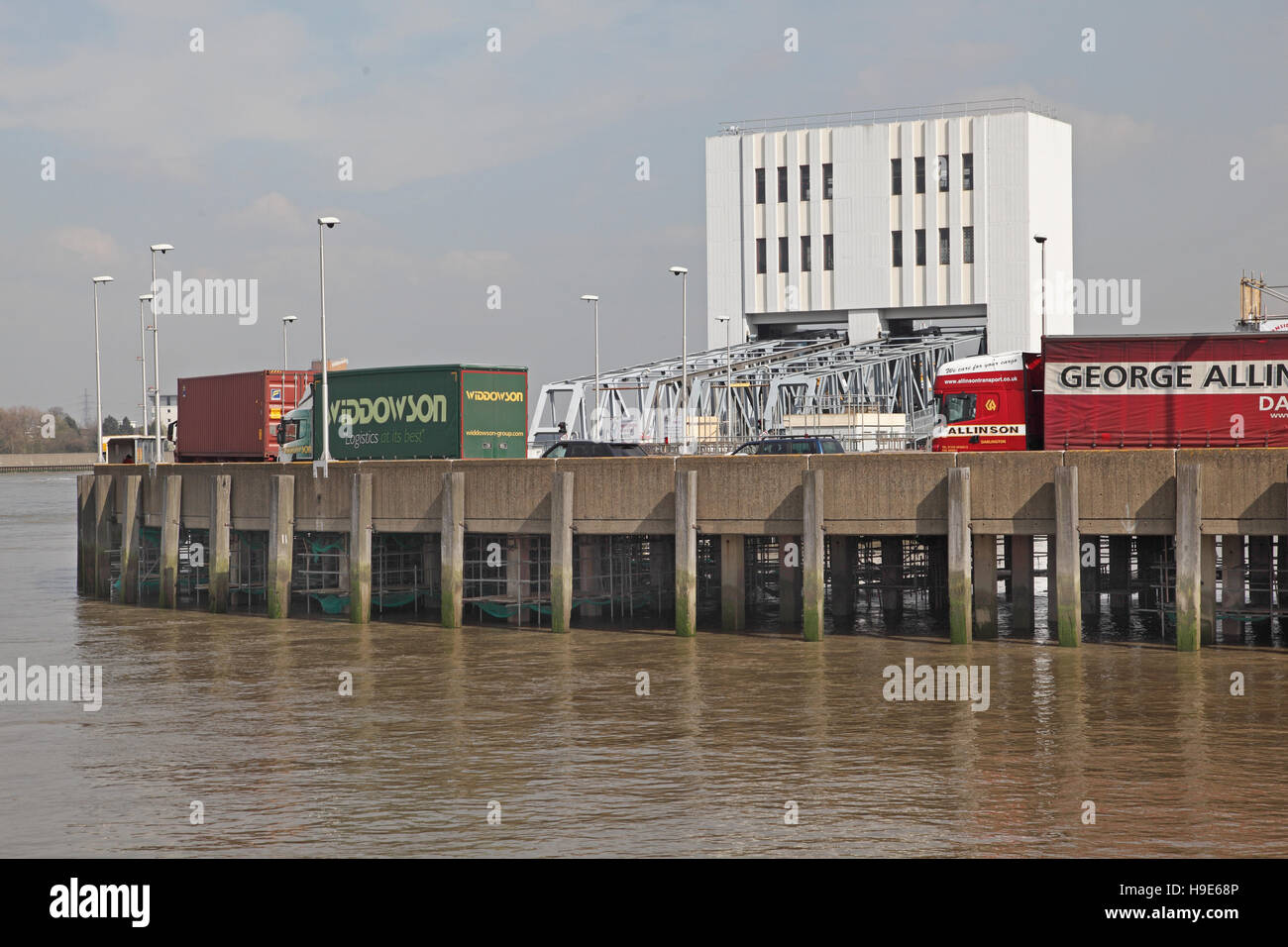 File d'attente des camions à bord du ferry de Woolwich, sur le côté sud de la Tamise à Londres, Royaume-Uni Banque D'Images