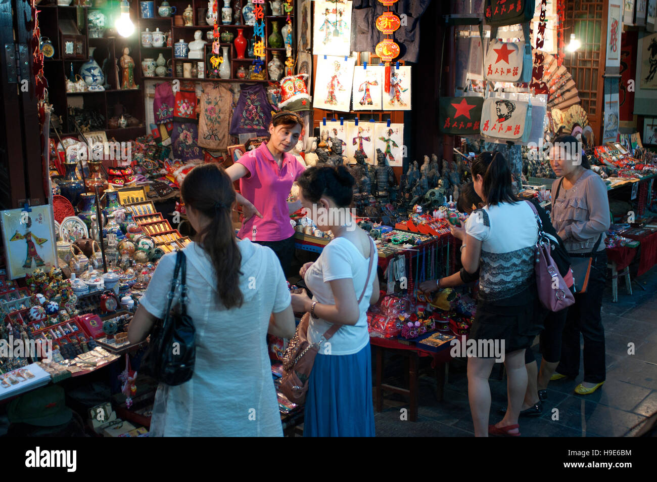 Le quartier musulman de Xian, Shaanxi, Chine, Asie. Route de la soie, Huimin Street, Beiyuanmen marché musulman. Dans les magasins de vente de souvenirs dans le quartier musulman Banque D'Images