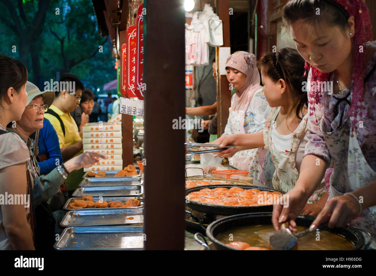 Le quartier musulman de Xian, Shaanxi, Chine, Asie. Route de la soie, Huimin Street, Beiyuanmen marché musulman. La vente de délicieux desserts. Banque D'Images