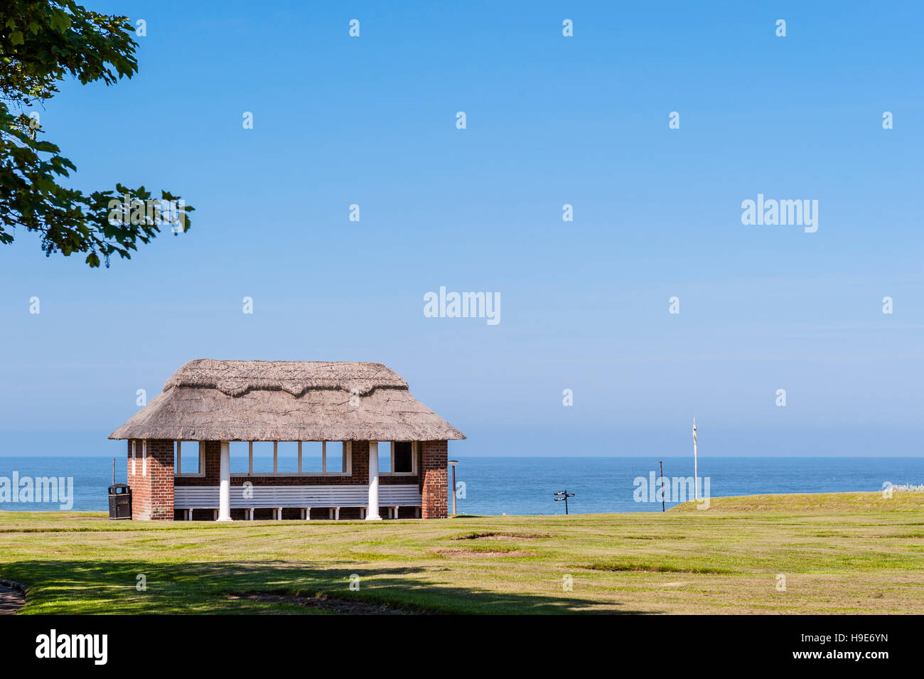 Un abri et lieu de s'asseoir sur le front de mer de Cromer Norfolk , , Angleterre , Angleterre , Royaume-Uni Banque D'Images