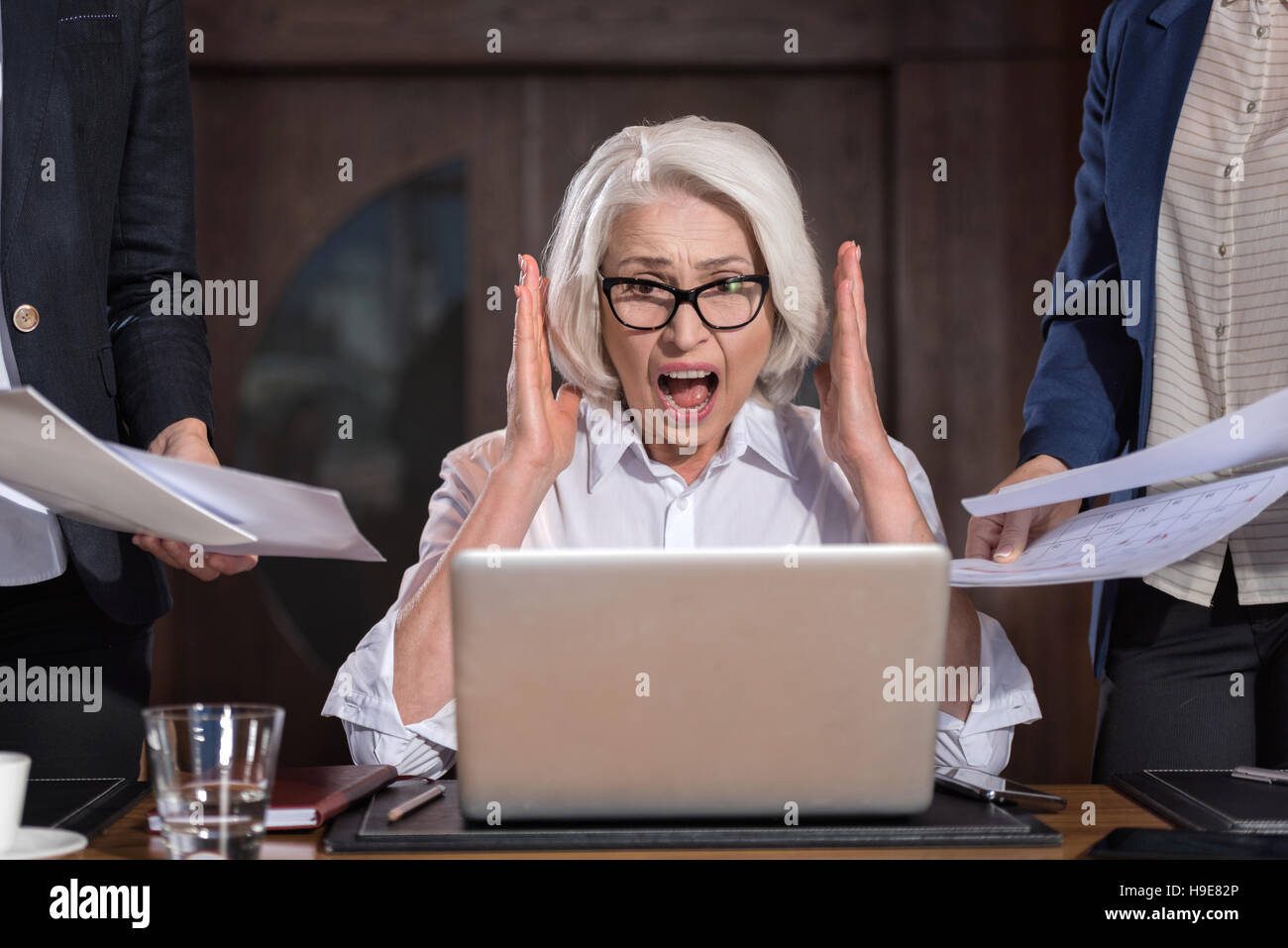 Patron en colère crier in office Banque D'Images
