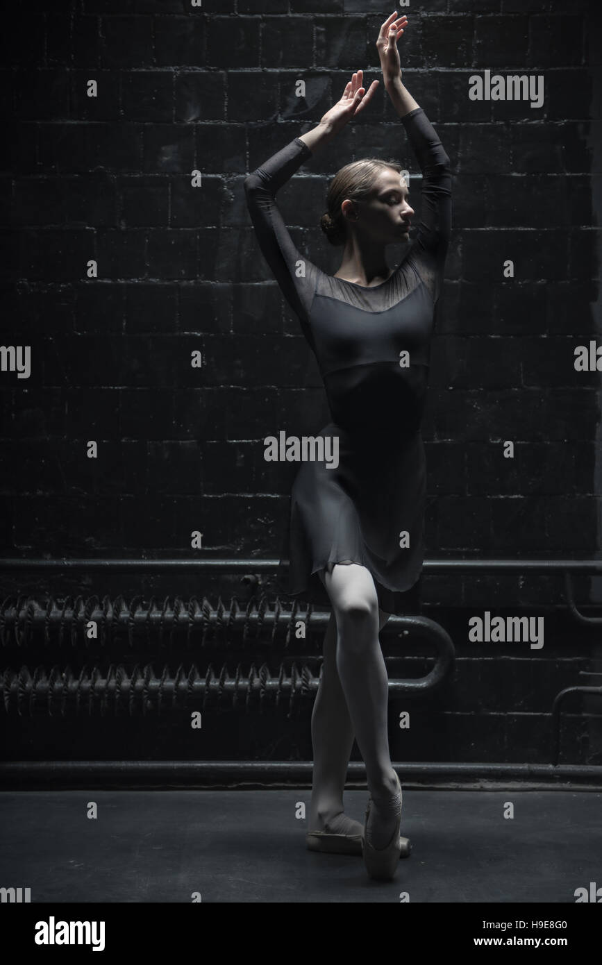 Formation danseuse Slim près du mur Banque D'Images