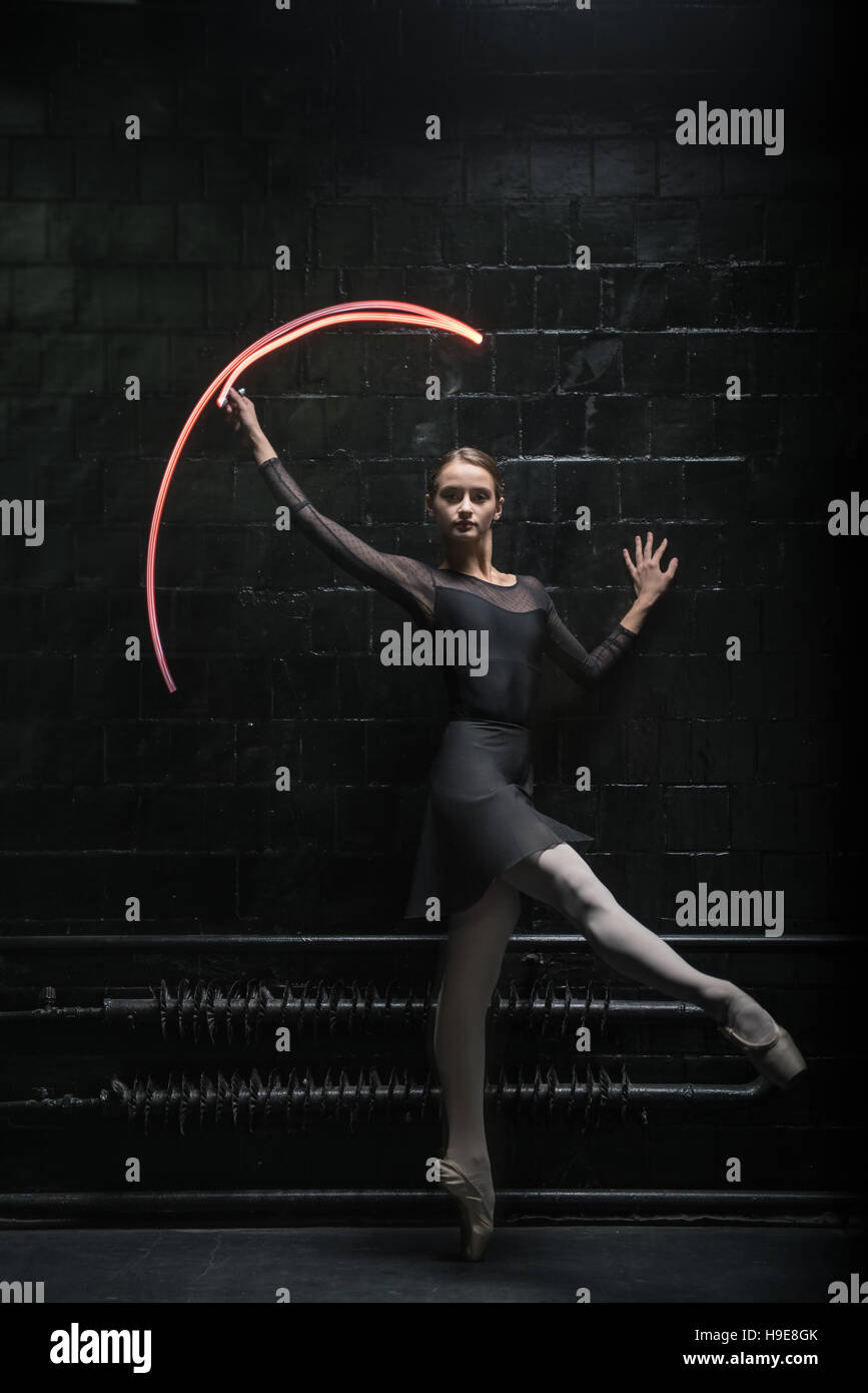 Danseur de Ballet enchanté montrant sa grâce Banque D'Images