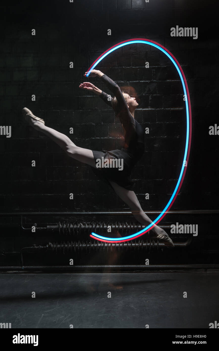 Danseur de Ballet enchanté avec saut d'un ruban de gymnastique Banque D'Images