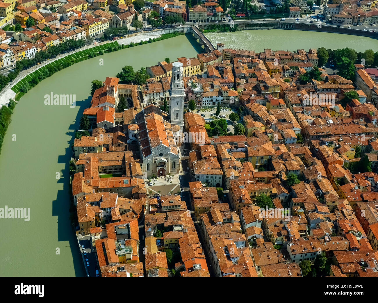 Vue aérienne, la cathédrale de Vérone Cattedrale Santa Maria Matricolare, centre-ville de Vérone, l'Adige, l'Adige, Vérone, Italie du Nord, V Banque D'Images