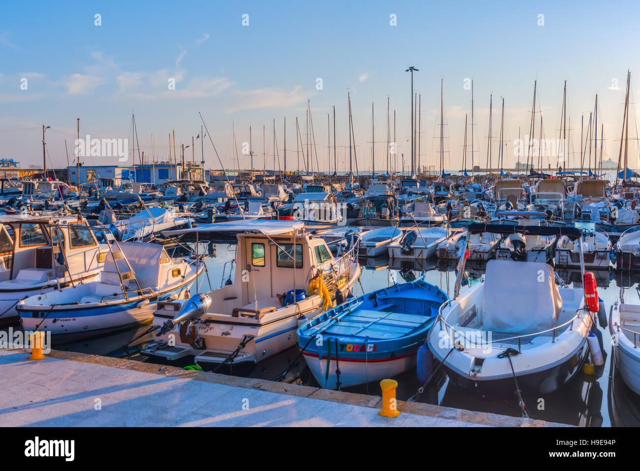 Livorno, Italie - 01 juillet 2016 : voiliers du port de plaisance du port de Livourne. Le port de Livourne est l'un des plus grands ports maritimes italiennes et l'un des Banque D'Images