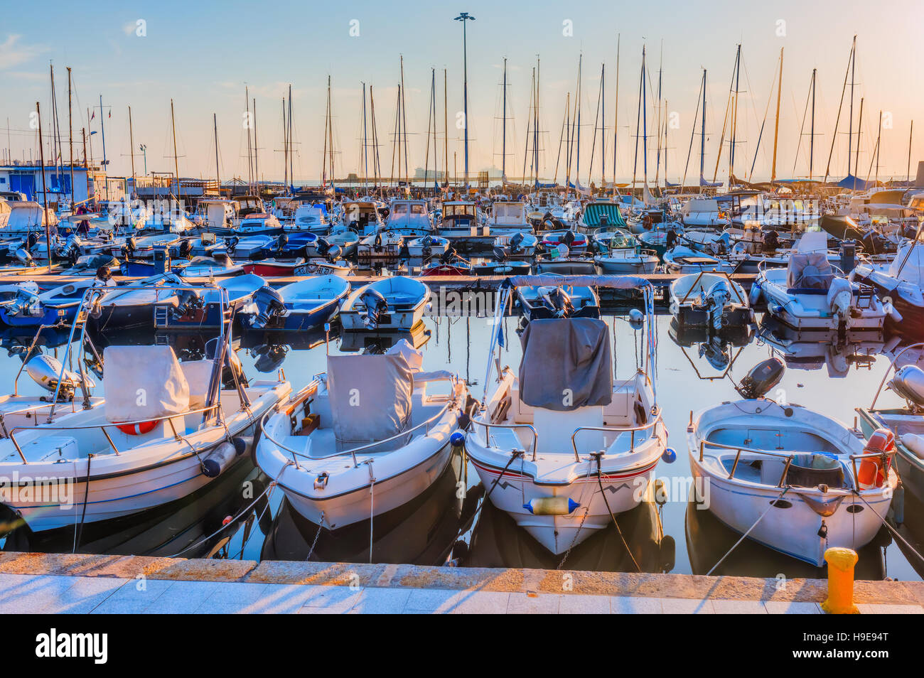 Voiliers du port de plaisance du port de Livourne, Italie Banque D'Images