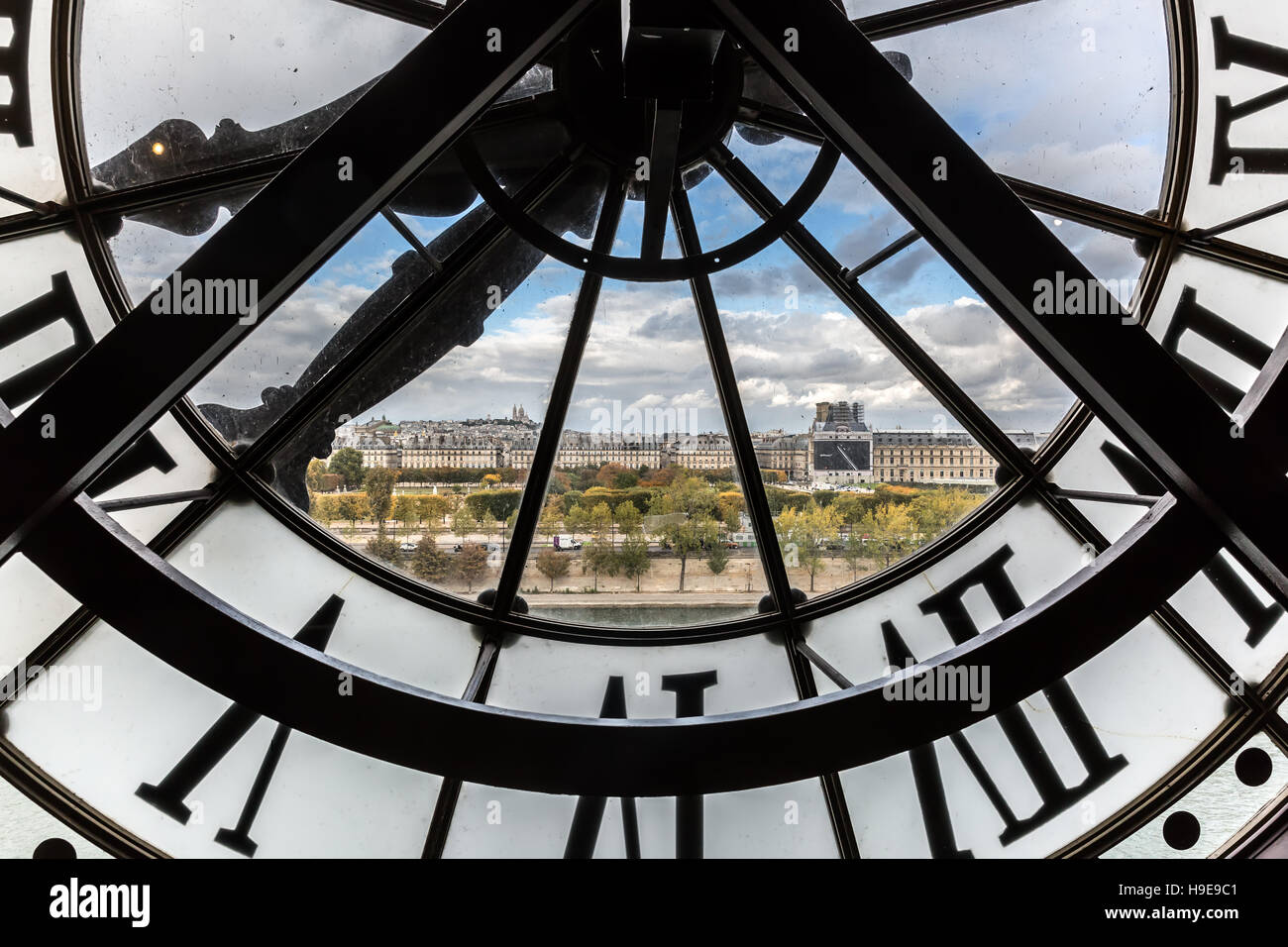 Vue à travers l'horloge géante du Musée d'Orsay à Paris, France Photo Stock  - Alamy