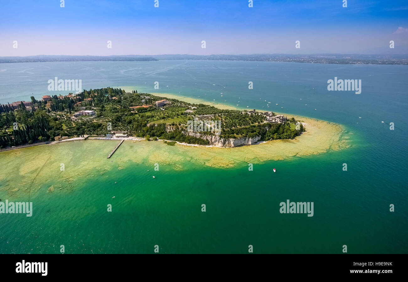 Vue aérienne, salon archeologica delle Grotte di Catullo, Grotte de Catulle, l'eau turquoise, péninsule de Sirmione Banque D'Images