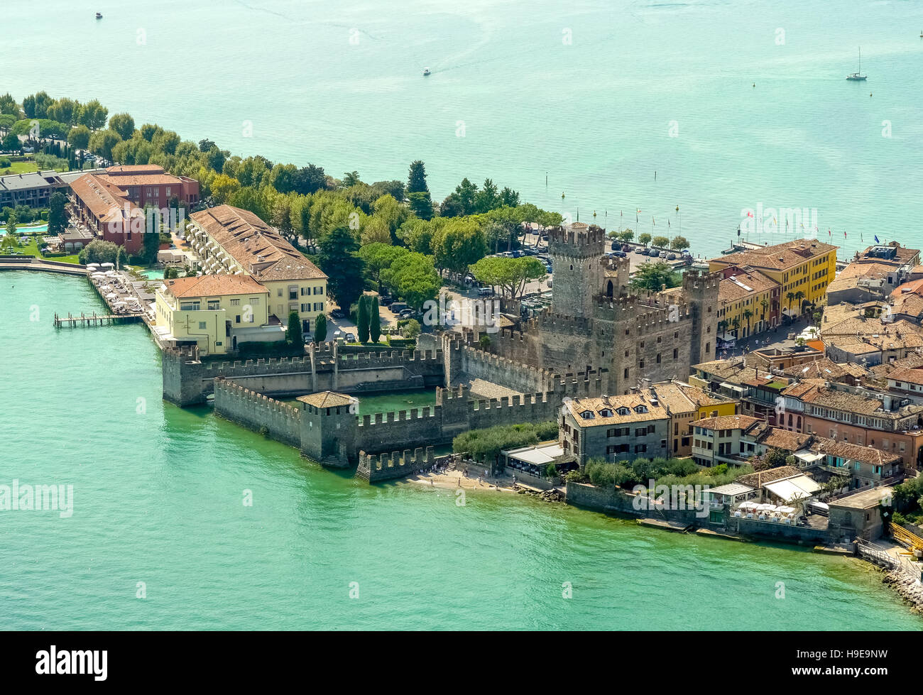 Vue aérienne, Scaligercastle Castello Scaligero, péninsule de Sirmione sur le lac de Garde, Lago di Garda, Sirmione, Italie du nord, Banque D'Images