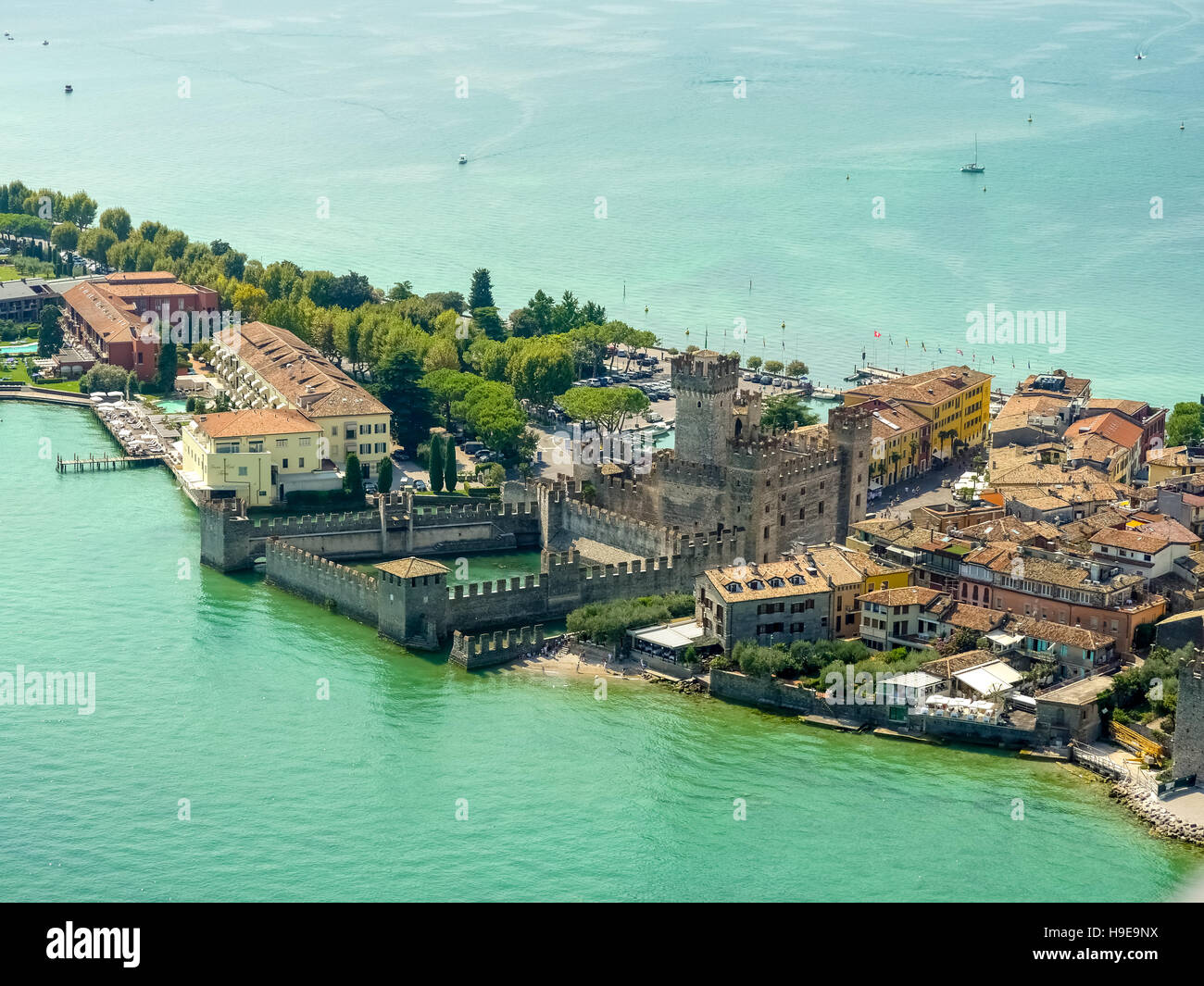 Vue aérienne, Scaligercastle Castello Scaligero, péninsule de Sirmione sur le lac de Garde, Lago di Garda, Sirmione, Italie du nord, Banque D'Images