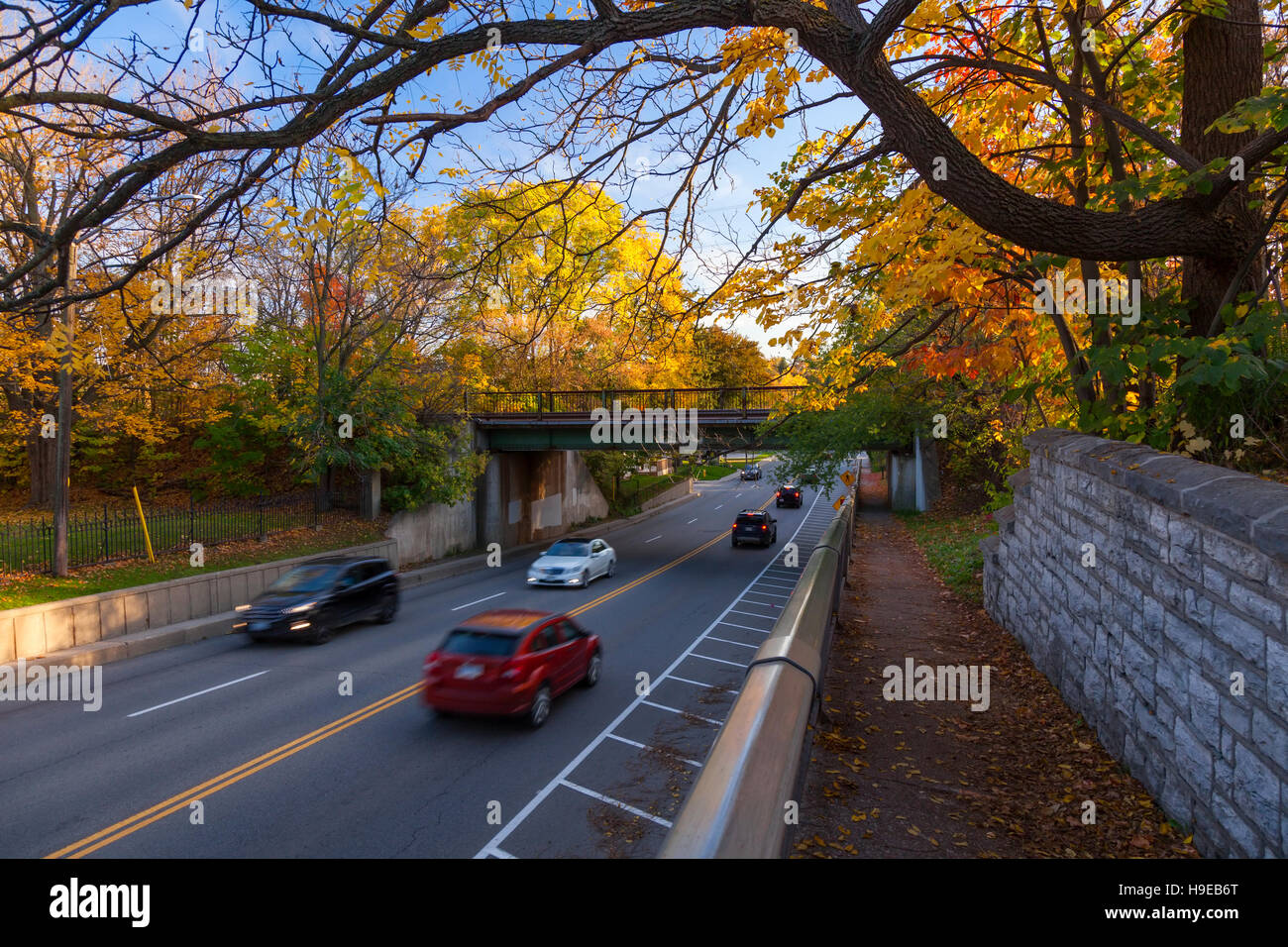 Un pont sur la rivière Grand Rue avec des couleurs d'automne à Paris, le comté de Brant, en Ontario, Canada. Banque D'Images