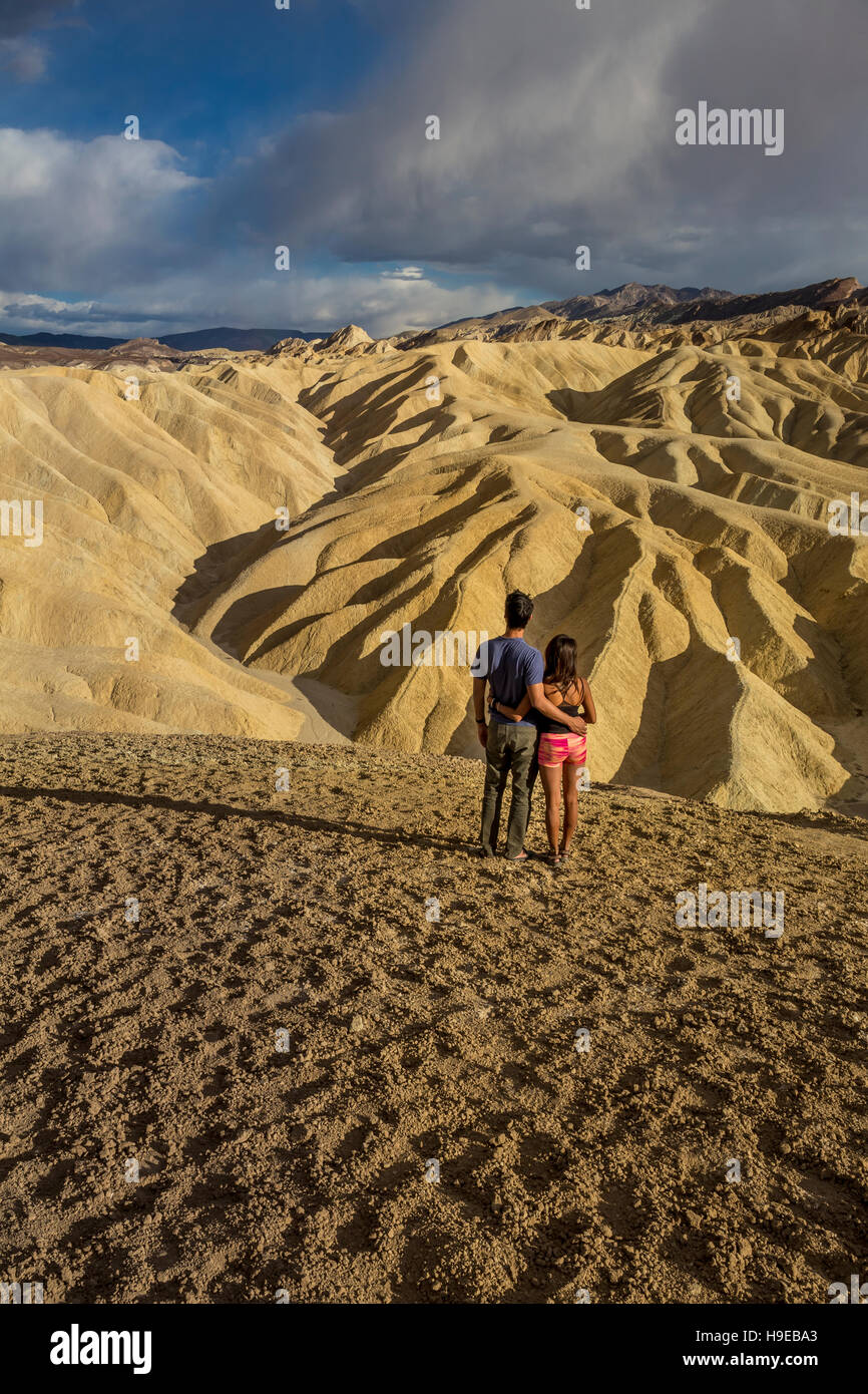 Les touristes, Zabriskie Point, Death Valley National Park, Death Valley, Californie Banque D'Images