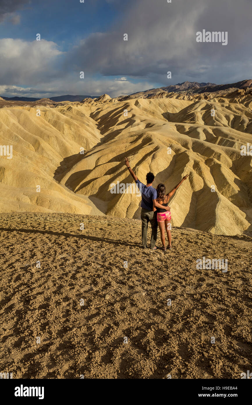 Les touristes, Zabriskie Point, Death Valley National Park, Death Valley, Californie Banque D'Images