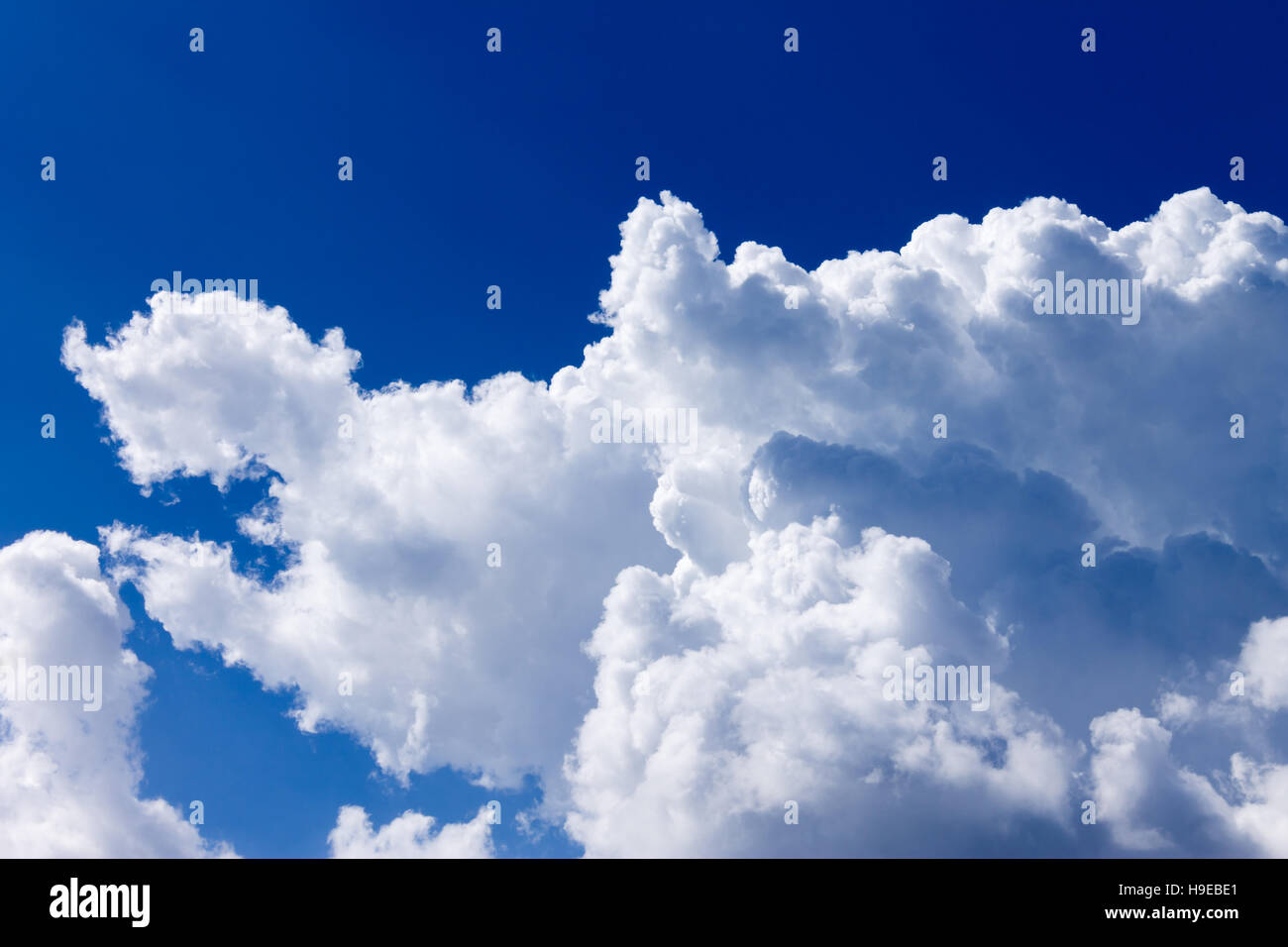 Les nuages crémeux blanc avec fond de ciel bleu. Banque D'Images