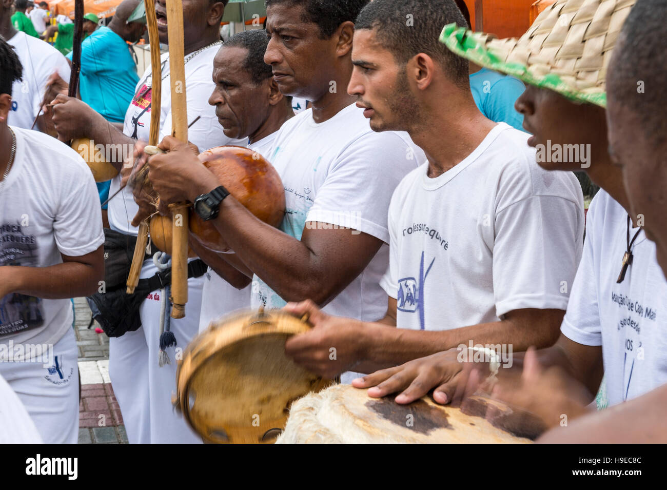 SALVADOR, BRÉSIL - février 02, 2016 : Des musiciens d'un groupe de capoeira brésilienne effectuer à un festival en plein air. Banque D'Images