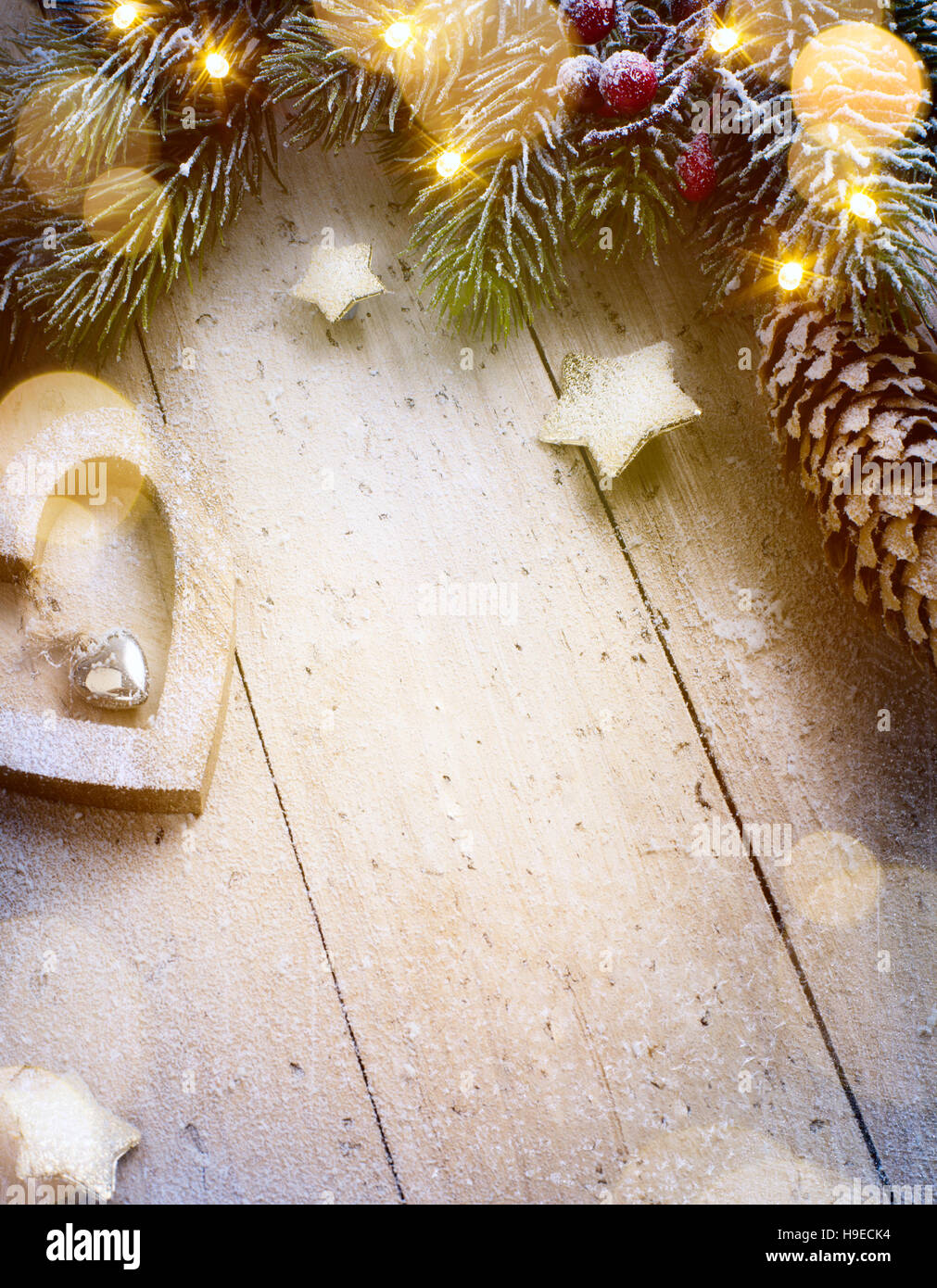 Composition de Noël ; décoration de Noël, branches de sapins, des vacances de lumière sur fond de bois ; vue de dessus avec l'exemplaire de l'espace pour votre texte Banque D'Images