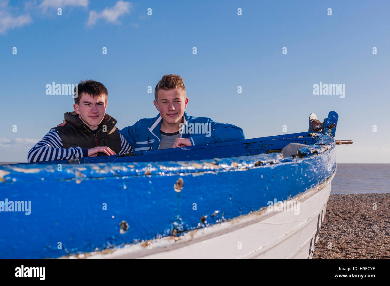 Un garçon sur son 17e anniversaire avec son frère de 13 ans à Aldeburgh , Suffolk , Angleterre , Angleterre , Royaume-Uni Banque D'Images