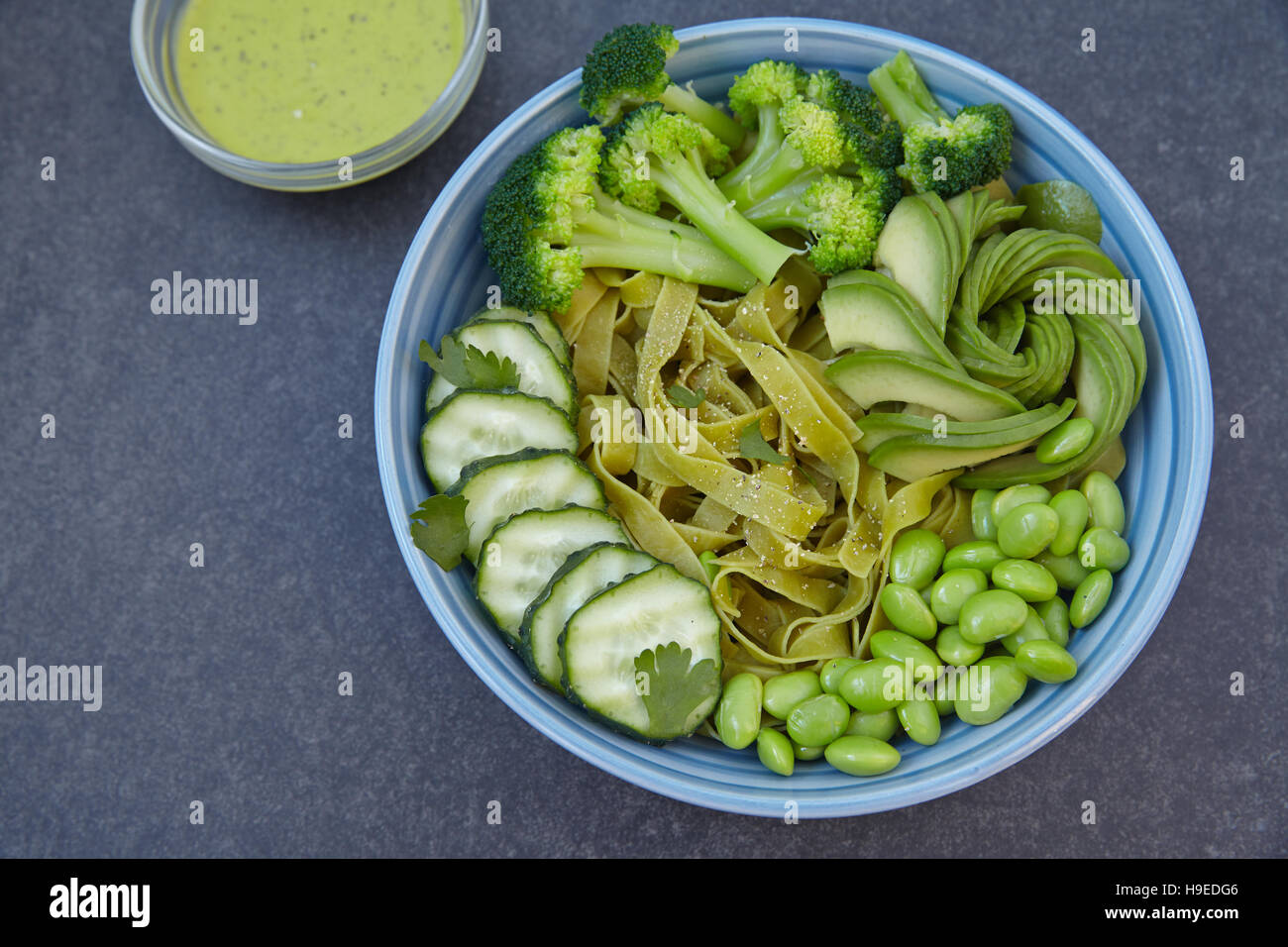 Pâtes végétariennes avec brocoli, concombre, avocat et edamame Banque D'Images