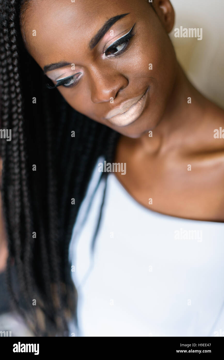 Photo portrait de jeune fille africaine en robe blanche à la soirée,le  maquillage, lèvres blanches, de grands yeux Photo Stock - Alamy