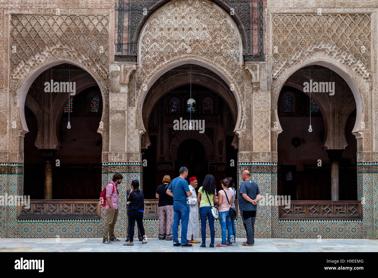 Les touristes et le Guide Local, Medersa Bou Inania, Fès el Bali, FES, Maroc Banque D'Images