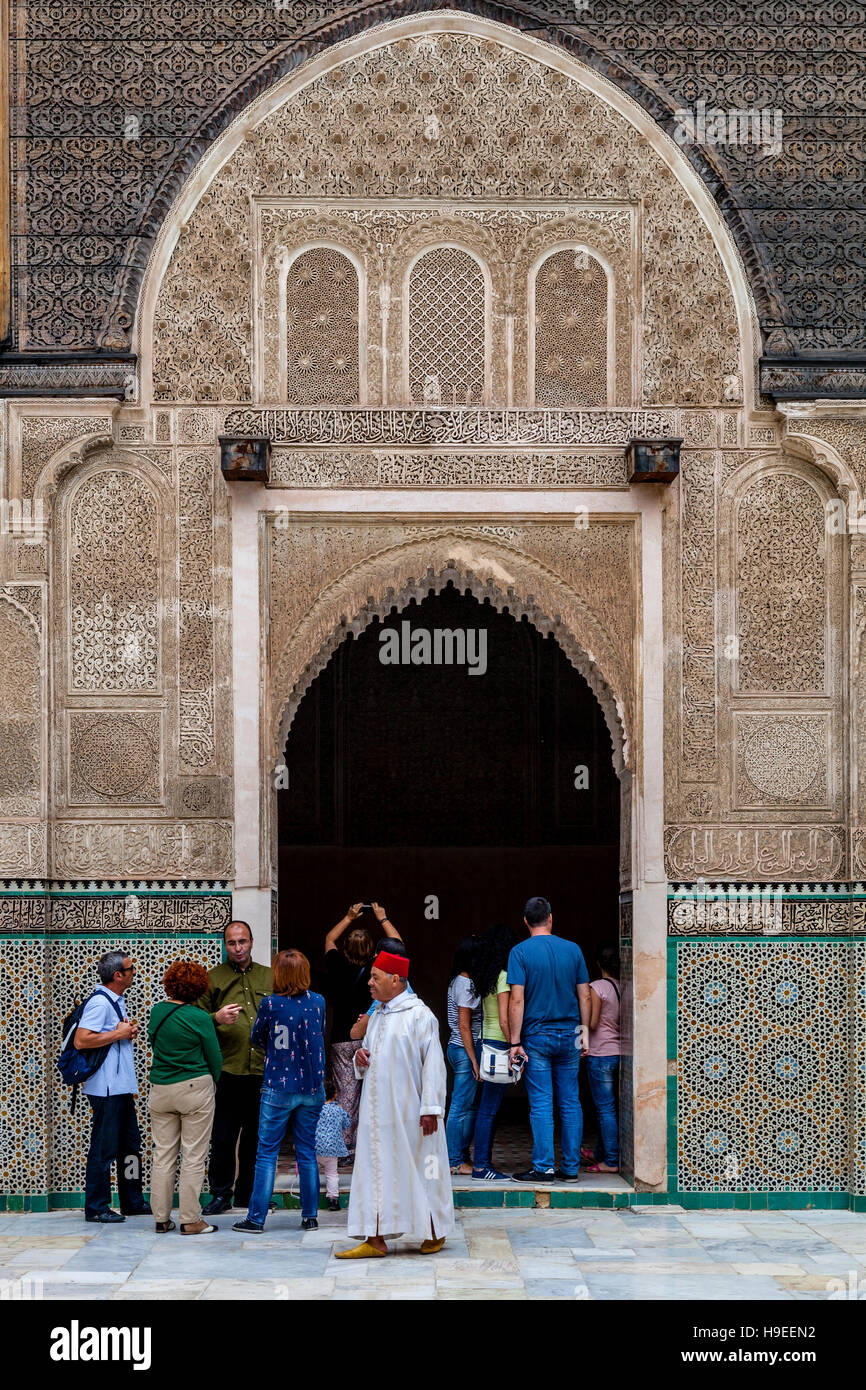Les touristes et le Guide Local, Medersa Bou Inania, Fès el Bali, FES, Maroc Banque D'Images