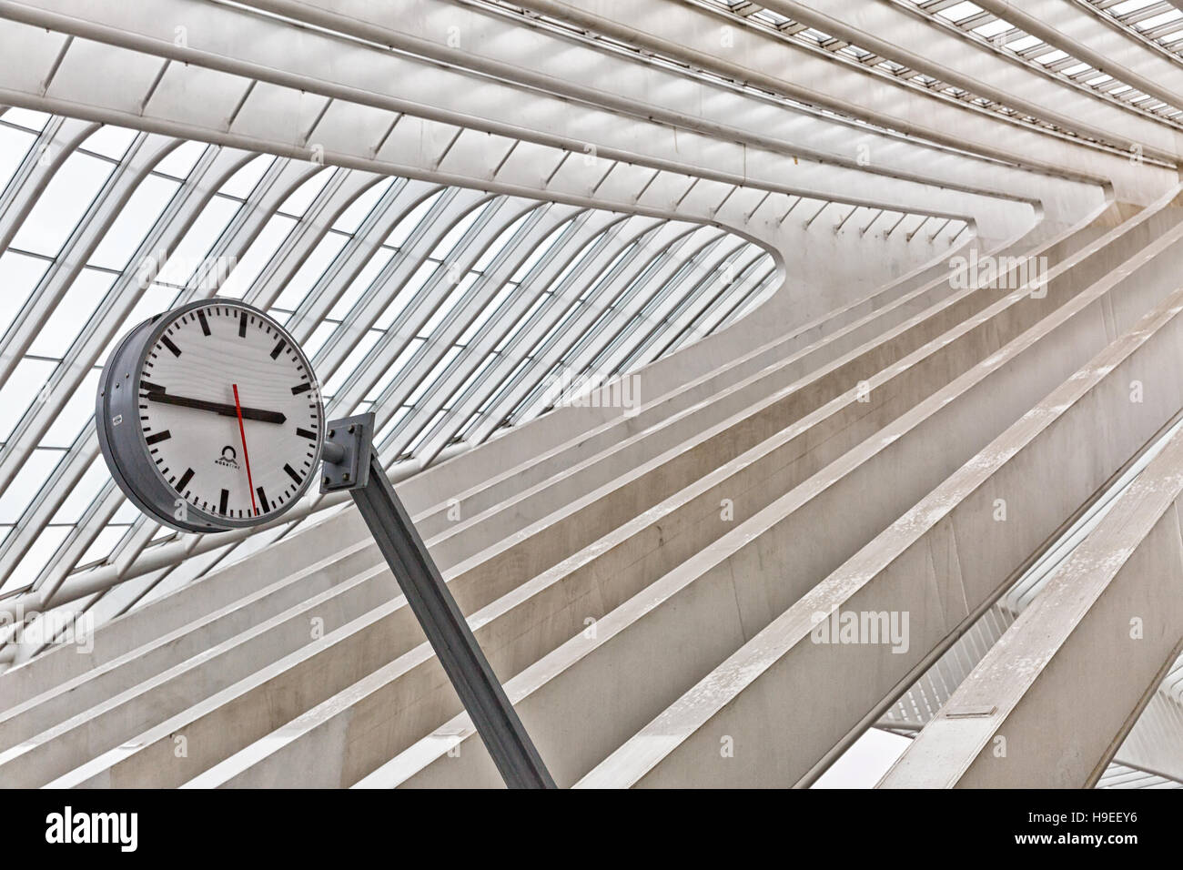 Liège, Belgique - Décembre 2014 : Abstract view sur le toit avec gare horloge de la gare de Liège-Guillemins, conçue par Santiago Calatrava. Banque D'Images