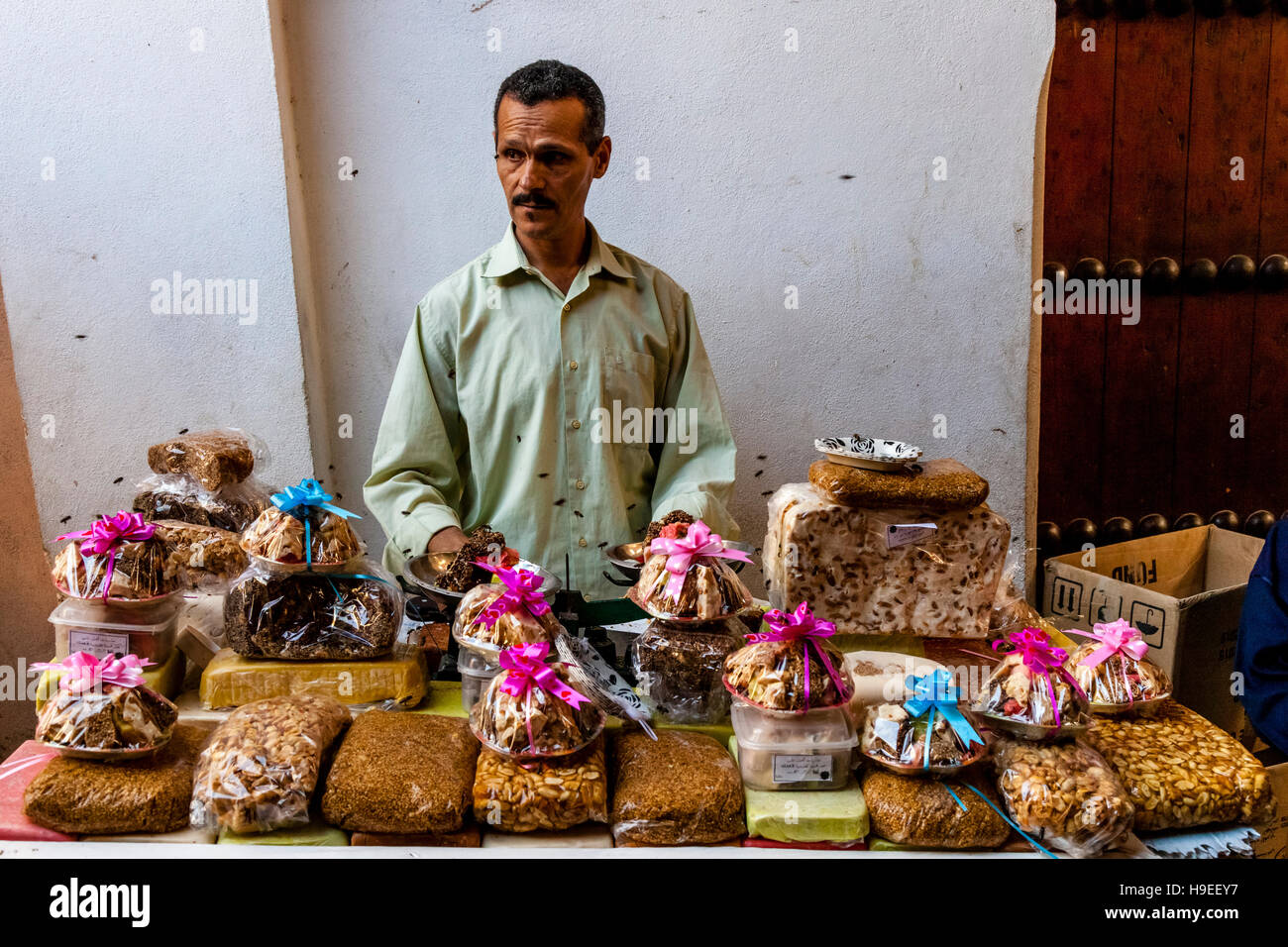 Un homme vend des bonbons colorés et nougat d'un décrochage dans la médina, Fès el Bali, FES, Maroc Banque D'Images