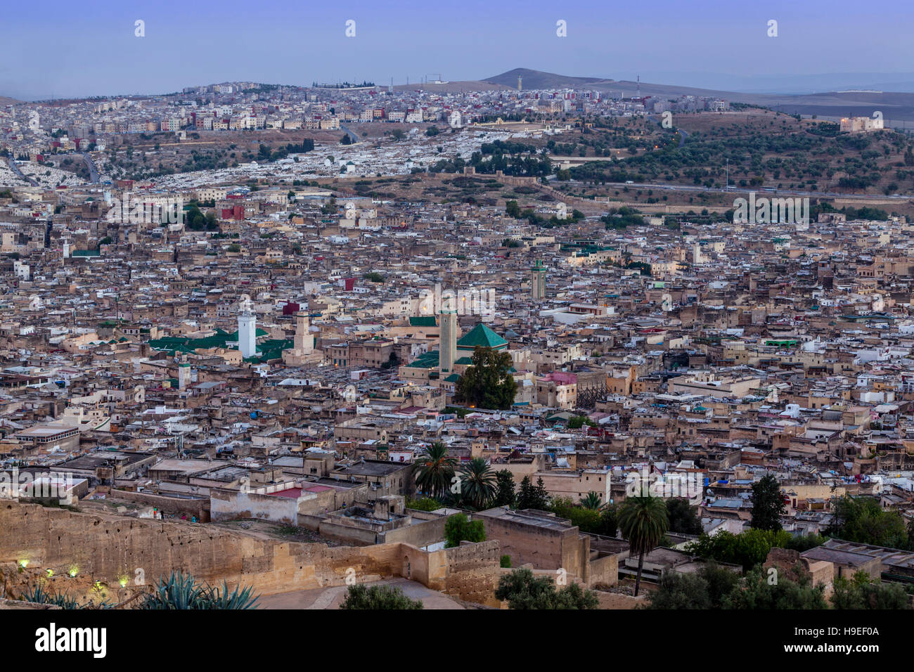 Une vue de la Médina (Fès el Bali) de Borj Nord, Fès, Maroc Banque D'Images