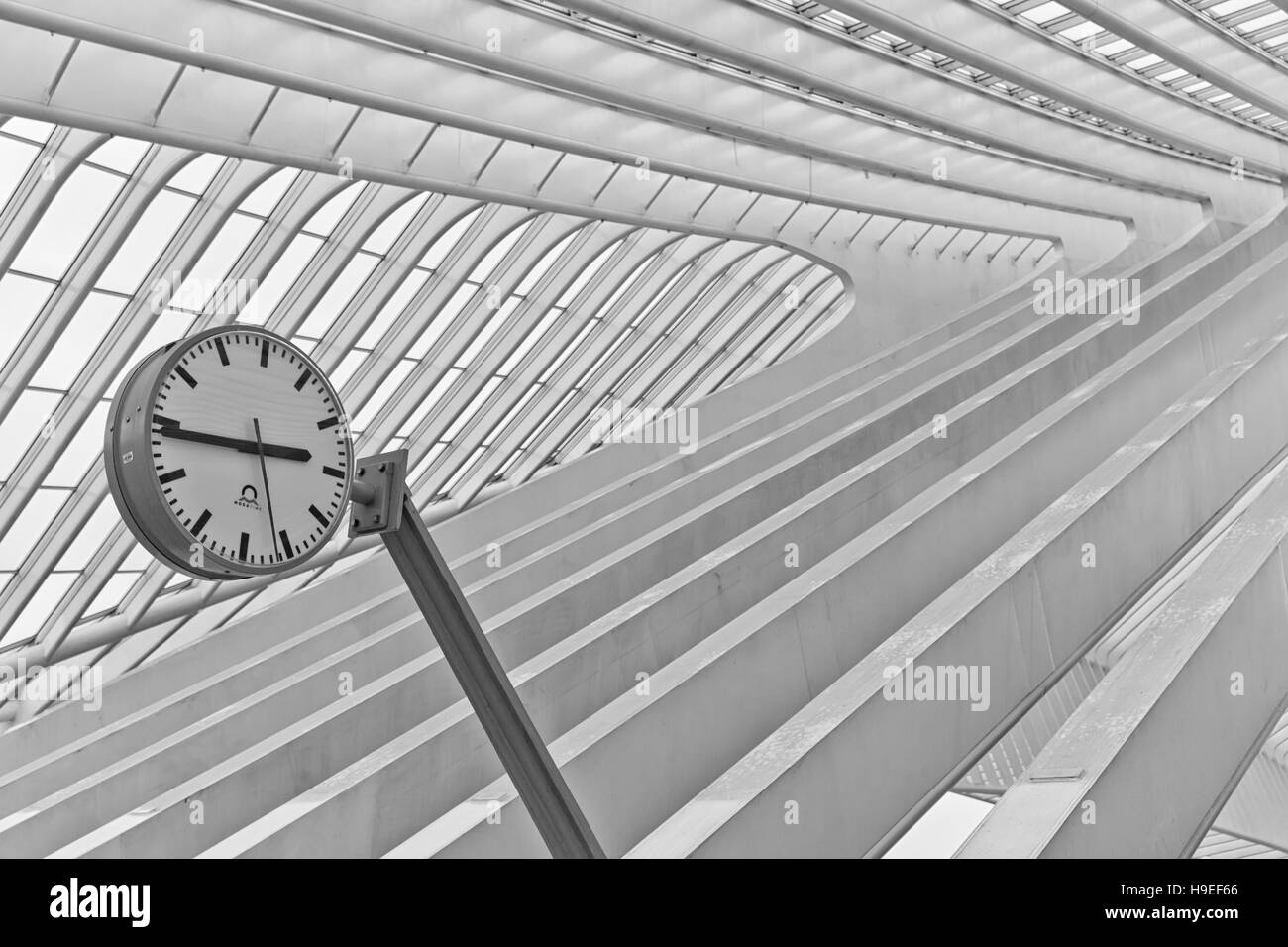 Liège, Belgique - Décembre 2014 : Abstract view sur le toit avec gare horloge de la gare de Liège-Guillemins, conçue par Santiago Calatrava. Banque D'Images