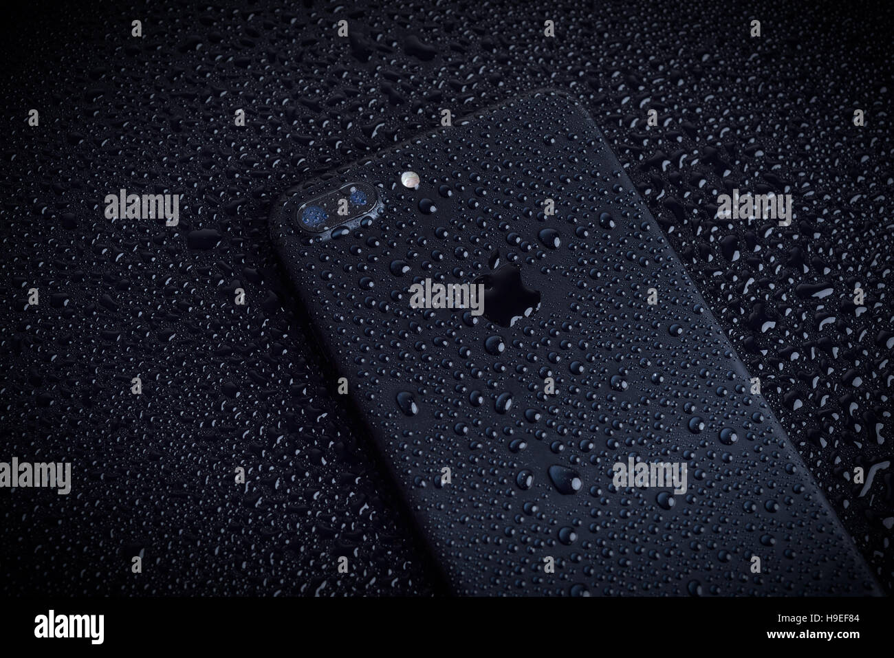 GALATI, Roumanie - 22 NOVEMBRE 2016 : l'Iphone 7 avec appareil photo plus gouttes d'eau. Test du téléphone dans un magasin local. Banque D'Images