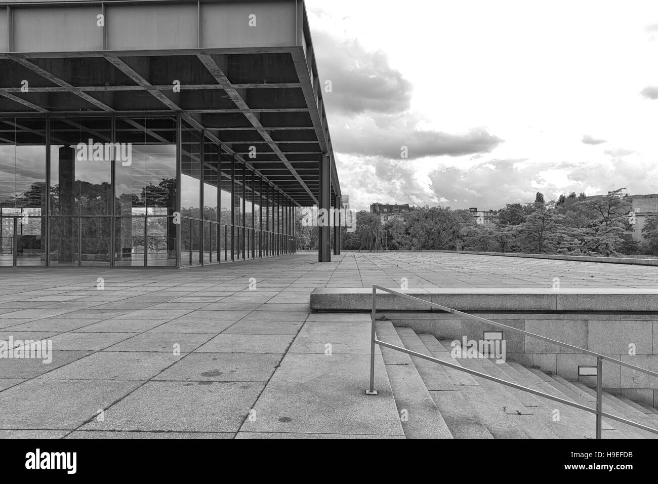 BERLIN, ALLEMAGNE - Juillet 2015 : vue extérieure de la Neue Nationalgalerie art gallery est un chef-d'œuvre de l'architecture moderne conçu par Mies Van Der Banque D'Images