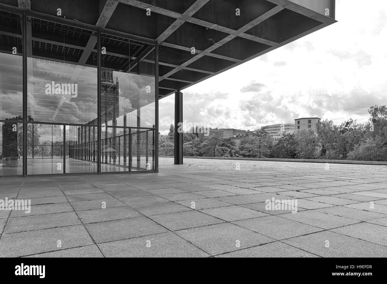 BERLIN, ALLEMAGNE - Juillet 2015 : vue extérieure de la Neue Nationalgalerie art gallery est un chef-d'œuvre de l'architecture moderne conçu par Mies Van Der Banque D'Images