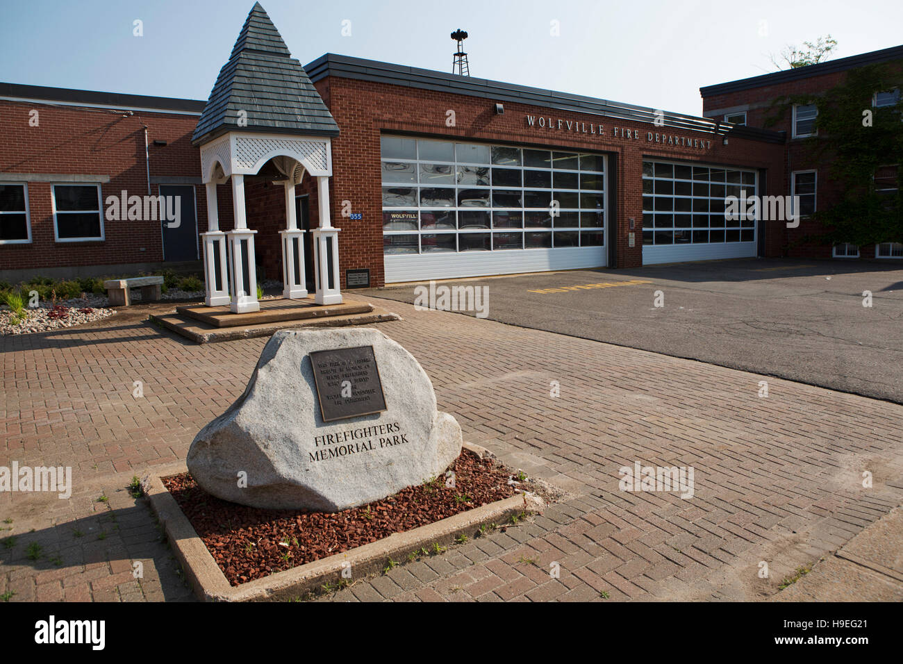 La Station de pompiers à Wolfville, en Nouvelle-Écosse, Canada. Un mémorial aux pompiers se trouve à l'extérieur de l'immeuble. Banque D'Images